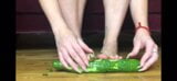 Ongles d'orteils grattant le concombre snapshot 9