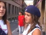 Elizabeth Douglas e Trisha Annabelle fumando na rua snapshot 8