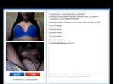 La chica estaba emocionada con la chica bot en el chat. snapshot 5