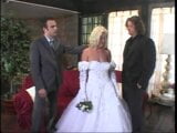 Милфа-блондинка трахает двух мужиков в день своей свадьбы snapshot 2