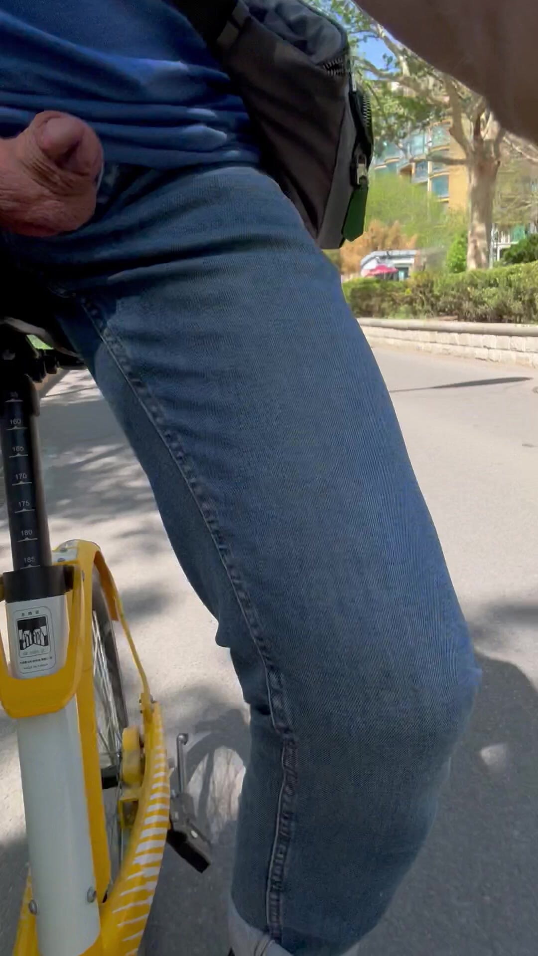 Bicicleta na rua se mostra