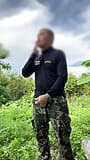 Un soldat de l’armée se branle et jouit snapshot 16