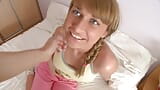 Rubia amateur adolescente tiene sexo privado y lame bolas snapshot 1