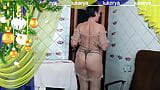 Gorąca gospodyni domowa lukerya sama w domu daje każdemu trochę przedświąteczny nastrój, flirtując przed kamerą internetową. snapshot 7