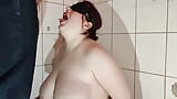 Toiletslavinnen met grote uiers dienen mannen als levend toilet snapshot 11