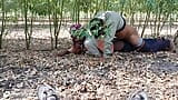 Indisk gay trekant - tre högskolestudenter knullar varandra i ett blomfält under deras eftermiddagspaus - gayfilm snapshot 15