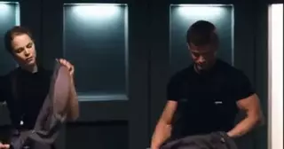 Umiliazione di un piccolo cazzo, scena del film Starship Troopers ...