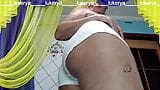 Lukerya, femme au foyer sexy, discute joyeusement sur la webcam, montrant les courbes de son corps mature par en dessous snapshot 4