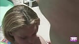 Een blonde meid met harige kut en grote neptieten buiten geboord bij het zwembad snapshot 9