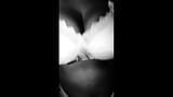 Macecha si užívá lisování prsou a masáž Desi Bhabi snapshot 6