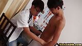 Un docteur asiatique séduisant baise un patient gay en levrette snapshot 1