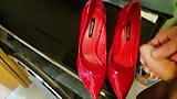 Pacarku dengan sepatu hak tinggi merah muncrat snapshot 2