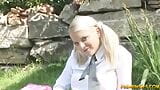 Schoolmeisje jonge Kimmy streelt haar snee snapshot 5