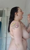 Mollige Britse slet neemt een douche met haar dildo snapshot 5