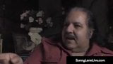 Ron Jeremy regarde la Rollergirl, Sunny Lane se faire baiser! snapshot 3