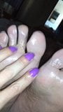 Le lunghe unghie viola di Thabata solleticano i piedi ... snapshot 3