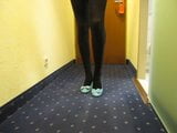 Schwarze Strumpfhose und blaue Ballerinas snapshot 3