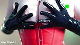 Fetiš operskih rukavica gumeni video od lateksa, model Arya Grander snapshot 7