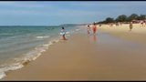 Mini-Richard läuft mit großen Möpsen am Strand mit blauem Bikini snapshot 1