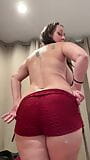 Vrouw trekt strakke korte broek uit en schudt en riekt naar haar sexy ronde kont snapshot 1