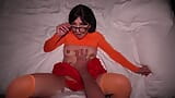 Halloweennacht! Velma werd betrapt door een zombie en hard geneukt! snapshot 13