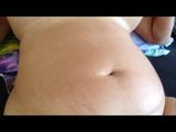 उसे मोटा पेट और स्तन दिखा रहा है snapshot 6