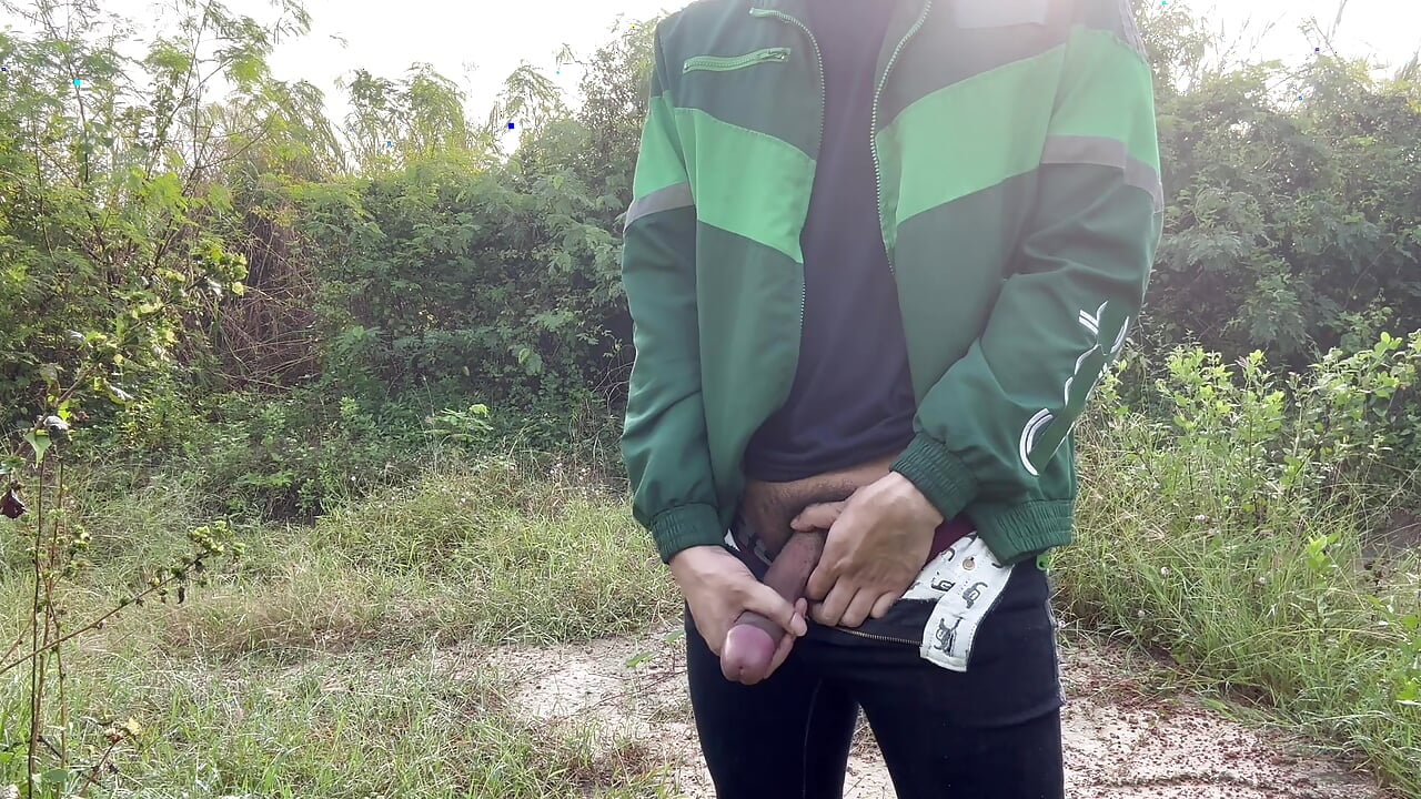 Con cu cứng không cho phép tôi đi tiểu ngoài trời.