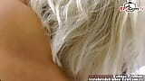 Deutsche blonde reife milf amateur Hausfrau fickt in der Dusche snapshot 17