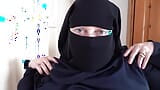 Une MILF à la peau pâle en burqa et niqab et danse en talons hauts snapshot 7