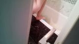 Stiefschwester rasiert ihre Beine im Badezimmer snapshot 2