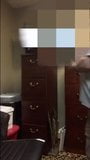 Mann schießt Sperma auf mein Gesicht im Büro des Managers bei der Arbeit snapshot 2
