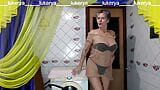 Lukerya, femme au foyer sexy, s'amuse à flirter dans la cuisine. Strip-tease facile à la maison d'une vieille sur une webcam en ligne. snapshot 5