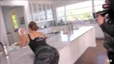 Ronda Rousey curvada sobre a mesa da cozinha snapshot 3