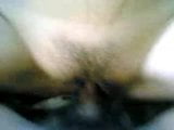 Moglie tailandese che scopa in camera da letto snapshot 9