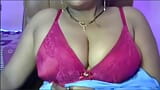 India sexy chica caliente abre su sujetador y juega con sus tetas, luego se desnuda y se folla el coño con un vibrador snapshot 3