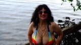 38dd mature ejaculează dintr-un bikini de bere snapshot 13