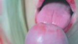 Blowjob mit rotem Lippenstift der Nahaufnahme snapshot 9