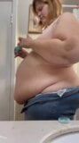 Sexy schwangere BBW, die mit ihrem Bauch spielt snapshot 7