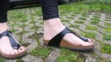 Birkenstock auf dem Parkplatz snapshot 10