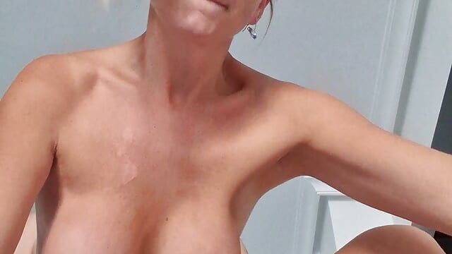 A woman’s passionate exploration of her sexuality through the lens of her phone camera.