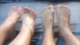 Ritsa och anastasia flyttar sina sexiga fötter snapshot 2