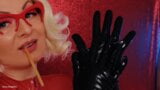 Asmr reiches Latex essendes Video - Arya Grander in Zahnspange snapshot 13