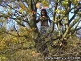 Beccato corto e piscia su un albero snapshot 1