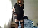 Transexual milf cachonda muestra su cuerpo y se mima con un vestido negro suave y tacones rojos snapshot 2