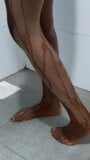 Mandi di pantyhose dengan kaki nilon ebony snapshot 3