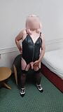 Sissy transexual puta de cuero vasco y medias snapshot 9