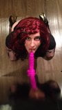 Sissy-Mädchen lutscht Dildo snapshot 5