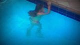 Mulher brincando na piscina com jatos snapshot 2