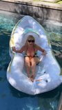 Chelsea Handler im Bikini im Pool snapshot 10