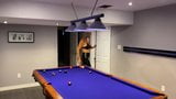 Leder-Legging, MILF spielt engen Arsch am Pool !! snapshot 3